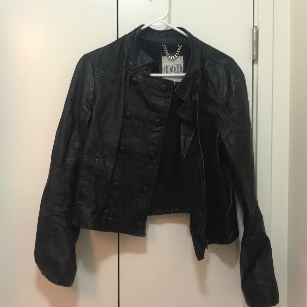 Cropped leather jacket with buttons and zips. Sz L